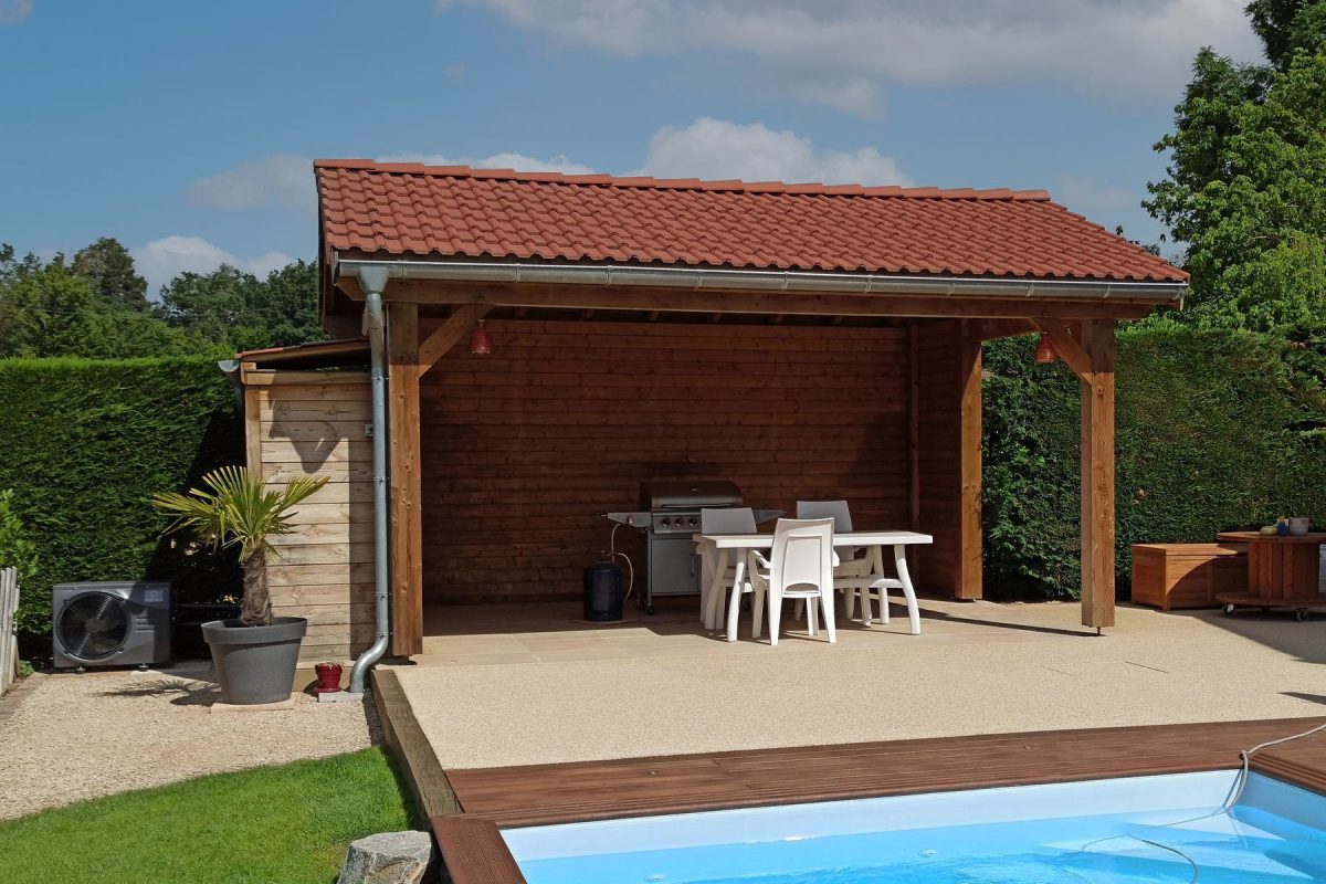 bourges Auvent terrasse Bourges - Finition autoclave marron - Tuiles et gouttières non incluses dans le kit - Fermeture incluse sur 1 côté (longueur) - Attention : nouveau bardage faux claire-voie horizontal