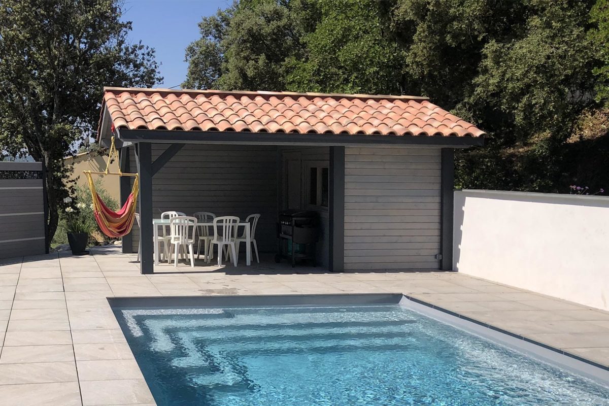 colmar Pool-house provençal Colmar - Finition réalisée par le client - En standard, fermetures incluses sur 2 côtés - Tuiles non incluses dans le kit - Attention : nouveau bardage faux claire-voie horizontal