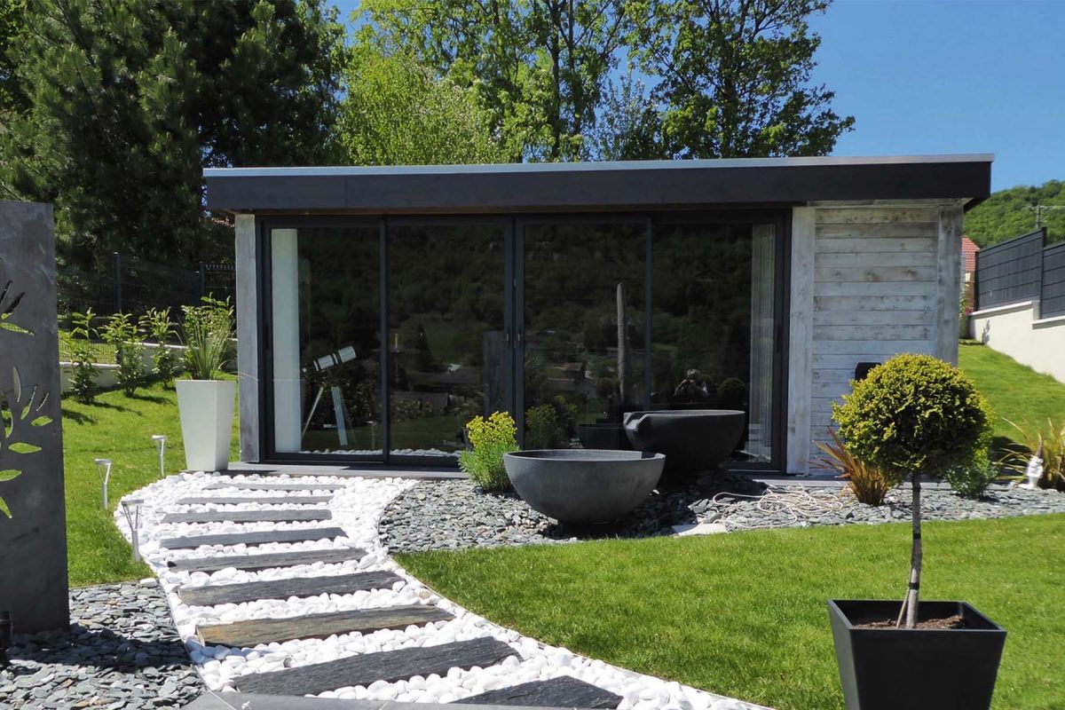 evian Studio de jardin moderne Evian - Finition réalisée par le client - Hors habillages des poteaux aluminium - Attention : nouveau bardage faux claire-voie horizontal