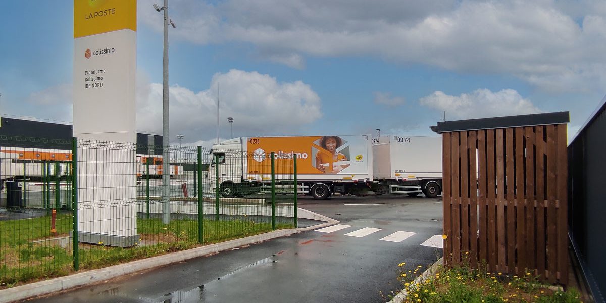 local-poubelles-plateforme-colis-la-poste