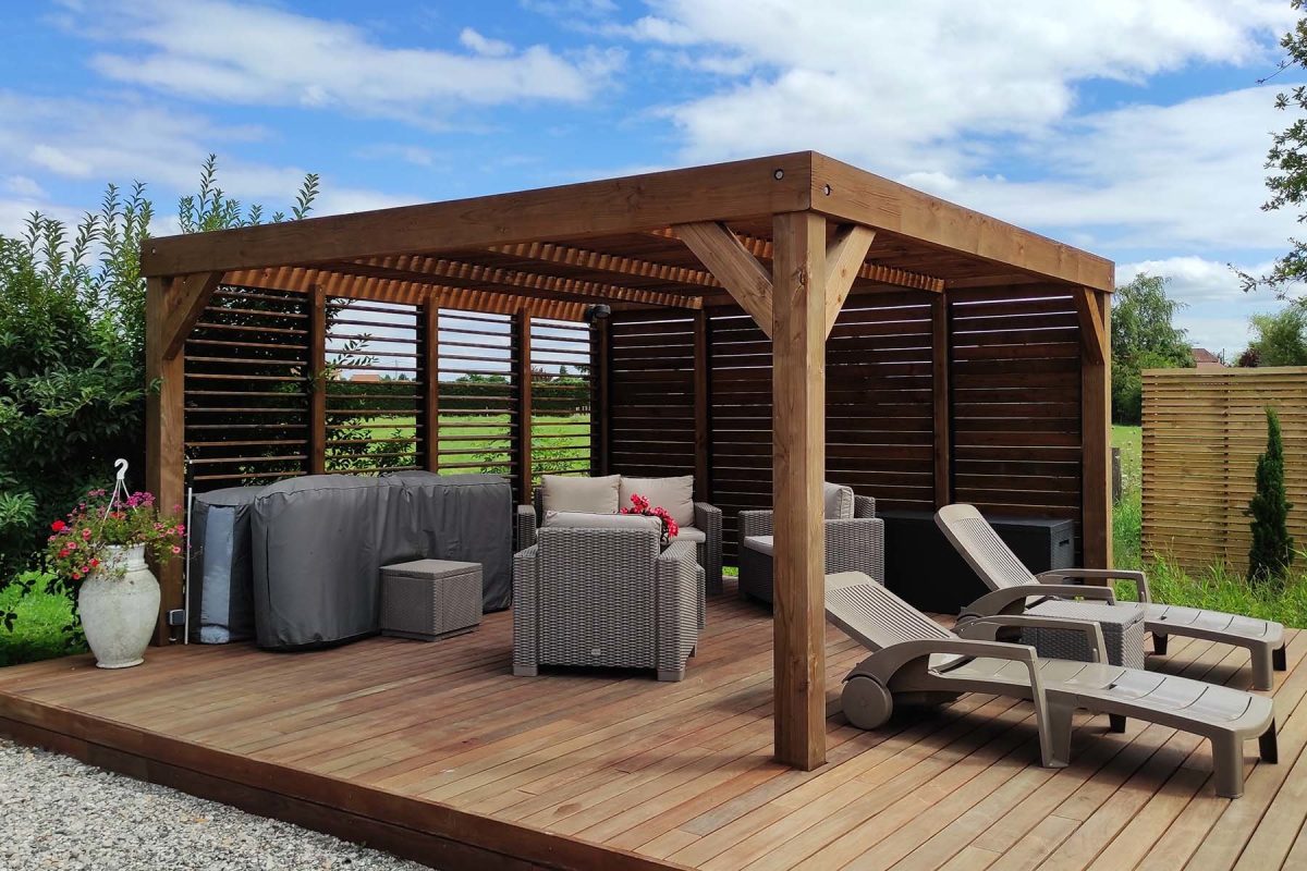 milan Pergola bois lames orientables Milan - Finition autoclave marron - Fermetures à lames orientables sur les côtés en option (toiture seulement de série)