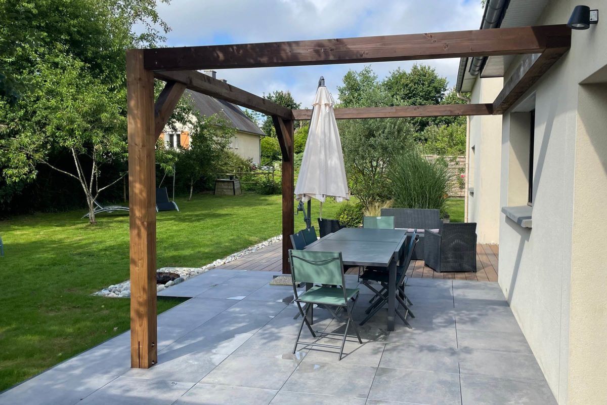 yvoire Pergola bois moderne Yvoire - Finition autoclave marron - Pergola adossée
