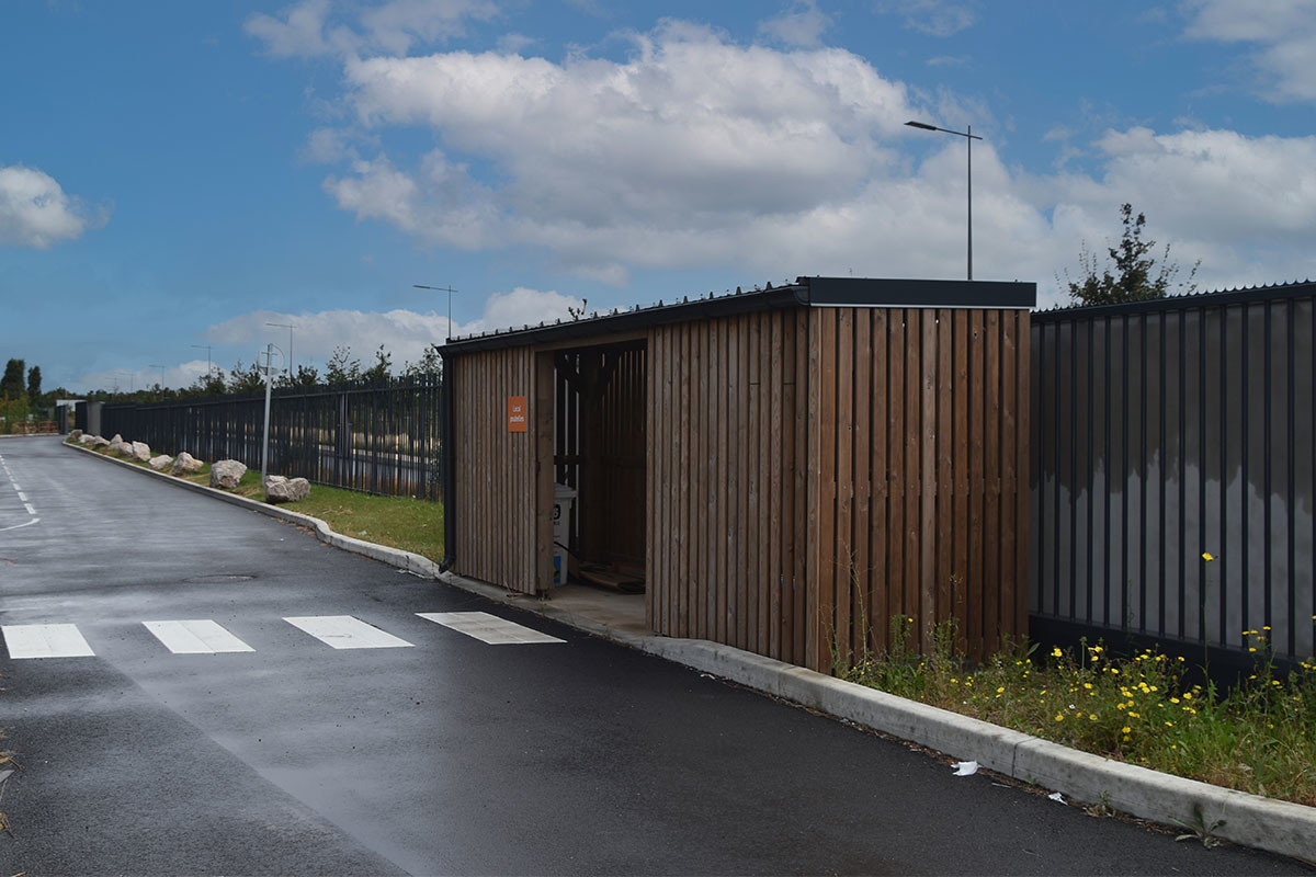 local-ordures-menageres-bois-centre-colis-la-poste
