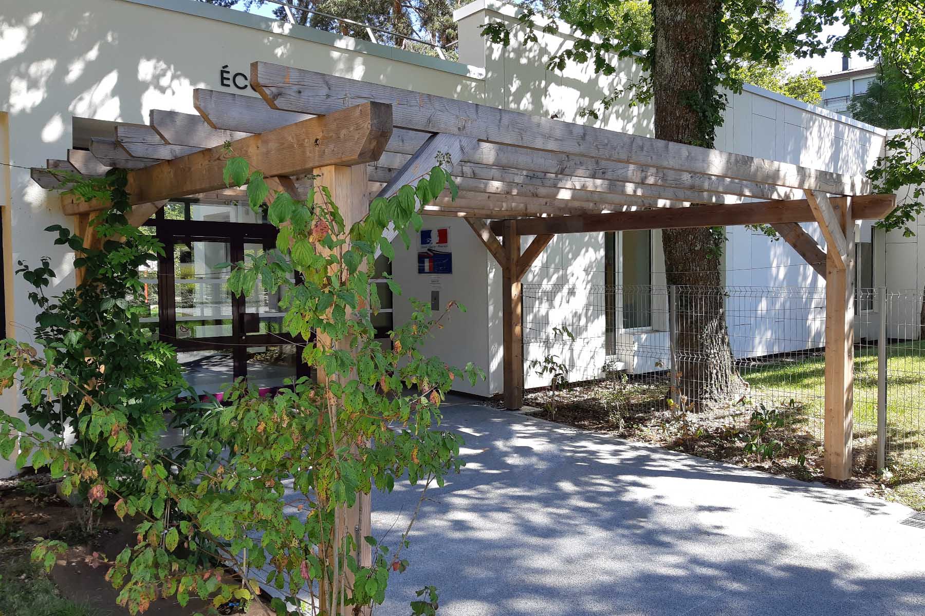 pergola-bois-vegetalisee-groupe-scolaire-cep-seynod