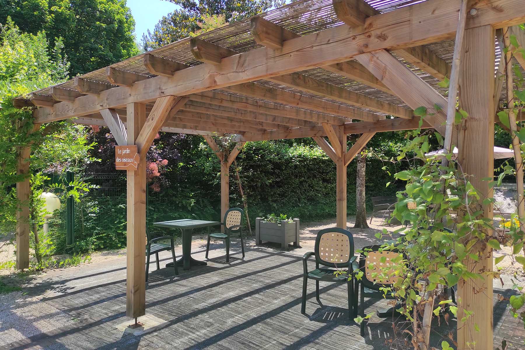 pergola-en-bois-vegetalisee-ehpad-eclaircie